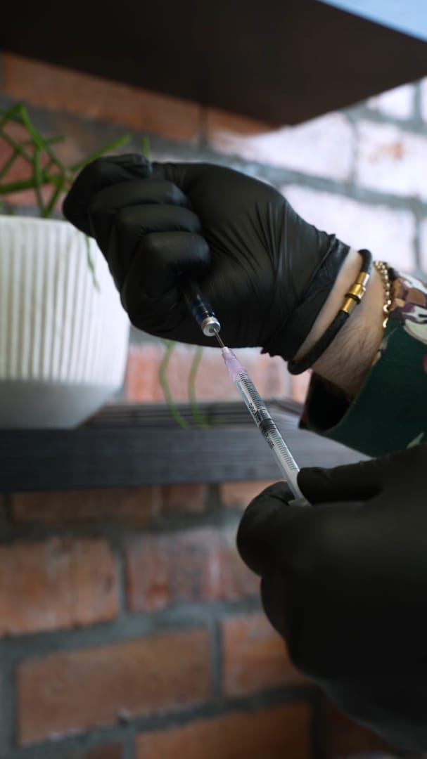 Why cheap injectables often cost you more, close-up of a medically trained practitioner preparing injectable treatment at LightSculpt Green Point by Dr Juan Bester